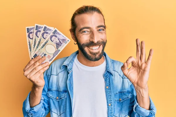 Homem Atraente Com Cabelos Longos Barba Segurando 5000 Notas Iene — Fotografia de Stock