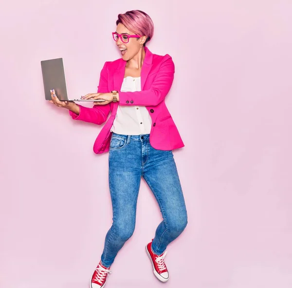 Młoda Piękna Bizneswoman Różowymi Krótkimi Włosami Okularach Uśmiechnięta Szczęśliwa Skoki — Zdjęcie stockowe