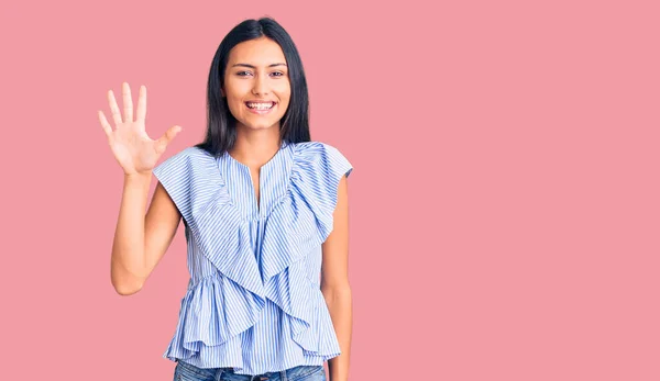 Menina Latina Bonita Nova Vestindo Roupas Casuais Mostrando Apontando Para — Fotografia de Stock