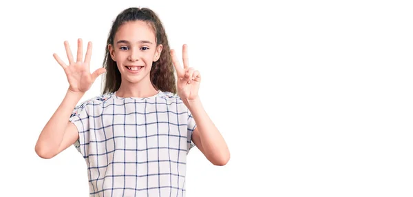Aranyos Spanyol Kislány Hétköznapi Ruhákban Mutatva Mutatva Hetes Számú Ujjakkal — Stock Fotó