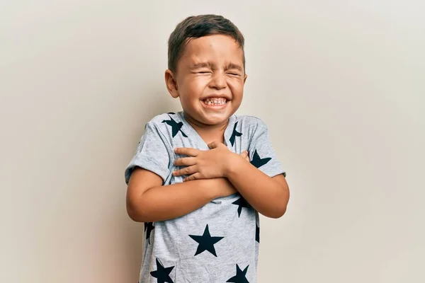 Sevimli Latin Bebek Sıradan Kıyafetler Giyiyor Elleri Göğsünde Gülümsüyor Gözleri — Stok fotoğraf