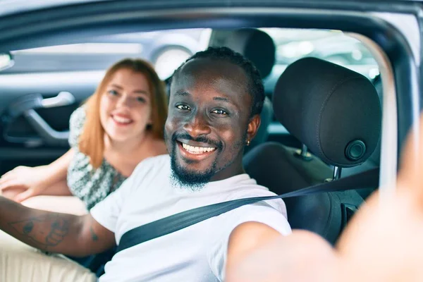 Giovane Coppia Interrazziale Sorridente Felice Fare Selfie Dalla Fotocamera Macchina — Foto Stock