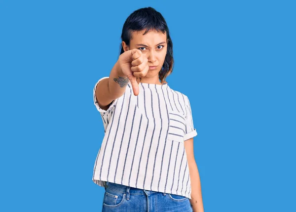 Jeune Femme Portant Des Vêtements Décontractés Regardant Malheureux Colère Montrant — Photo