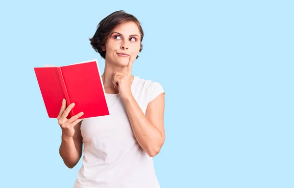 Hermosa Joven Con Pelo Corto Leyendo Libro Cara Seria Pensando — Foto de Stock