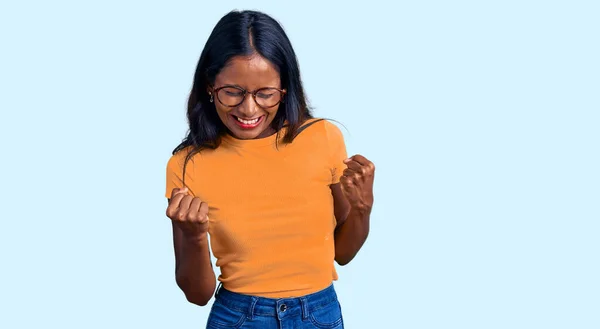 Jeune Fille Indienne Portant Des Vêtements Décontractés Des Lunettes Très — Photo