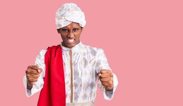 Africano Bonito Homem Vestindo Tradição Sherwani Saree Roupas Irritado Louco — Fotografia de Stock