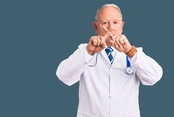 Senior Knappe Grijsharige Man Draagt Doktersjas Stethoscoop Afwijzing Uitdrukking Kruisen — Stockfoto