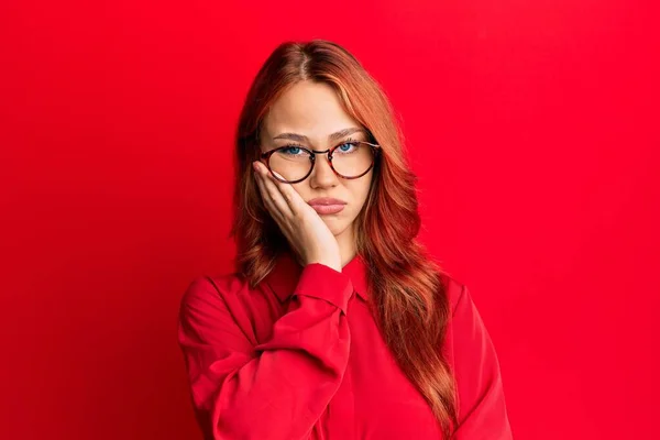 Junge Schöne Rothaarige Frau Lässiger Kleidung Und Brille Vor Rotem — Stockfoto