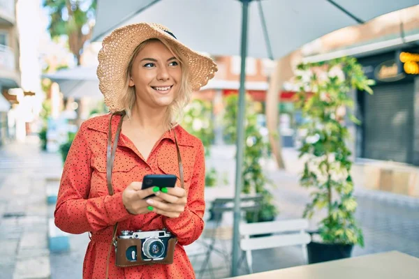 Young Blonde Tourist Woman Smiling Happy Using Smartphone City — Stock Photo, Image