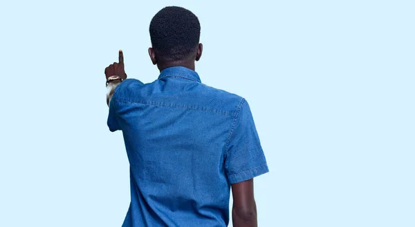 Fiatal Afro Amerikai Férfi Alkalmi Ruhát Visel Pózol Hátrafelé Mutató — Stock Fotó