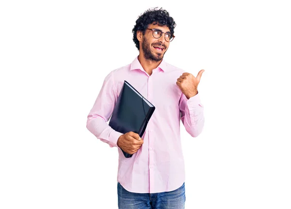 Guapo Joven Con Pelo Rizado Oso Sosteniendo Carpeta Negocios Apuntando —  Fotos de Stock