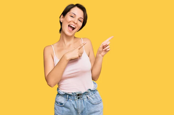 Joven Morena Con Pelo Corto Vistiendo Ropa Casual Verano Sonriendo —  Fotos de Stock