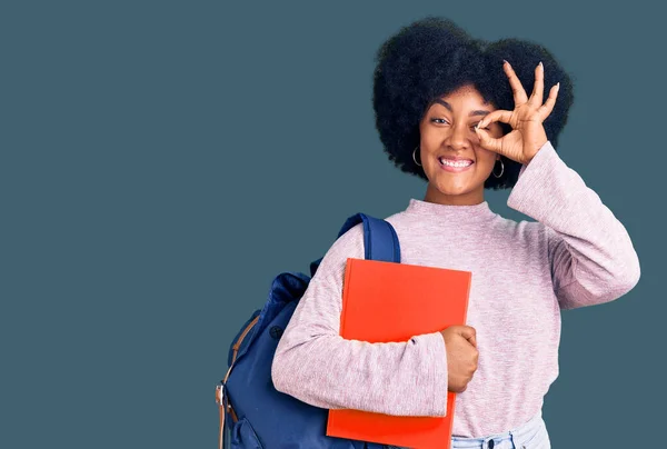Joven Afroamericana Chica Usando Estudiante Mochila Celebración Libro Sonriendo Feliz — Foto de Stock