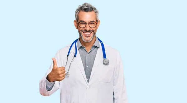 Mężczyzna Średnim Wieku Siwowłosy Noszący Mundur Lekarza Stetoskop Uśmiechający Się — Zdjęcie stockowe