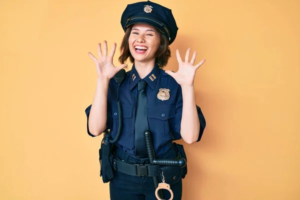 Joven Hermosa Mujer Con Uniforme Policía Mostrando Señalando Hacia Arriba —  Fotos de Stock