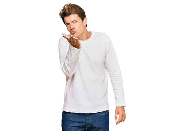 Bel Homme Caucasien Portant Casual Pull Blanc Regardant Caméra Souffler — Photo