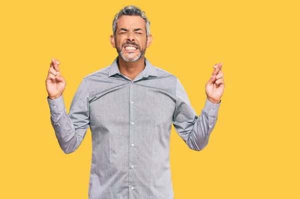 Hombre Pelo Gris Mediana Edad Vistiendo Ropa Casual Haciendo Gestos — Foto de Stock