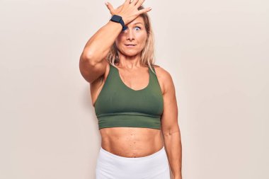 Orta yaşlı beyaz kadın spor giysisi giyiyor. Yanlışlıkla el ele tutuşarak şaşırmış. Hatayı hatırla. Unuttum, kötü hafıza kavramı. 