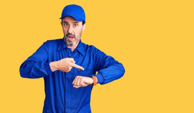 Orta yaşlı, tamirci üniforması giyen yakışıklı adam acele ediyor. Saati, sabırsızlığı, son teslim tarihini geciktirdiği için kızgın ve sinirli olduğunu gösteriyor. 