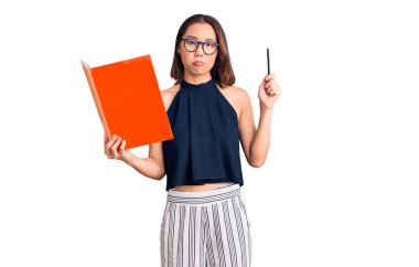 Genç, güzel Çinli kız elinde kitap tutuyor. Düşünme tavrı ve ayık yüz ifadesi. Kendinden emin görünüyor. 