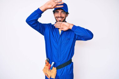 Kıvırcık saçlı, ayı gibi giyinen, neşeli gülümseyen ve elleri havada bir böceği dikizleyen yakışıklı genç adam. Şaşırdım ve çıktım. 