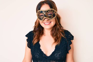 Venedik karnaval maskesi takan güzel beyaz bir kadın. Yüzünde mutlu ve havalı bir gülümseme var. şanslı kişi. 