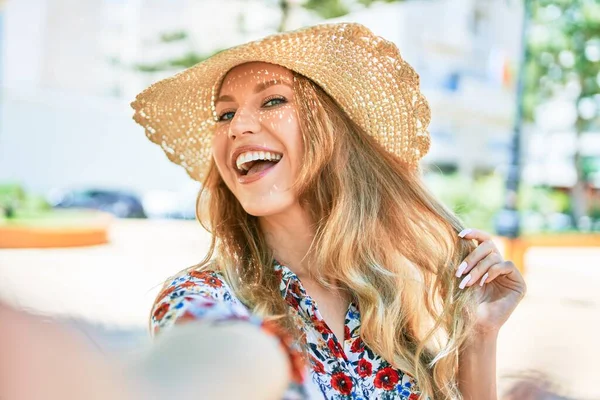 Jovem Bela Mulher Loira Férias Usando Chapéu Verão Sorrindo Feliz — Fotografia de Stock