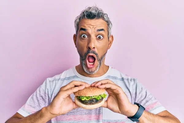 Hombre Pelo Gris Mediana Edad Comiendo Una Sabrosa Hamburguesa Clásica — Foto de Stock