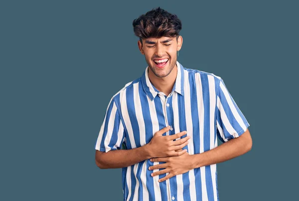 Joven Hombre Hispano Vistiendo Ropa Casual Sonriendo Riendo Voz Alta — Foto de Stock