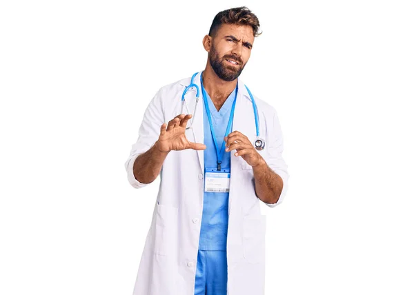 Jovem Hispânico Vestindo Uniforme Médico Estetoscópio Expressão Enojada Descontente Temeroso — Fotografia de Stock