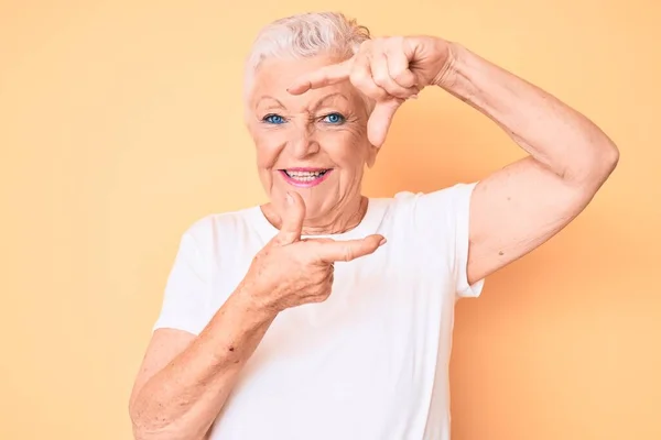 Senior Belle Femme Aux Yeux Bleus Aux Cheveux Gris Portant — Photo