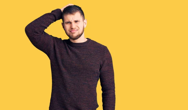 Joven Hombre Guapo Con Suéter Casual Confundir Preguntarse Acerca Pregunta —  Fotos de Stock