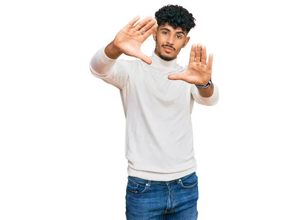 Junger Arabischer Mann Lässigem Winterpullover Der Handflächen Und Finger Einrahmt — Stockfoto