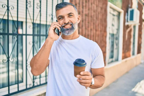 Μεσήλικας Γκριζομάλλης Άντρας Που Μιλάει Στο Smartphone Και Πίνει Παίρνει — Φωτογραφία Αρχείου