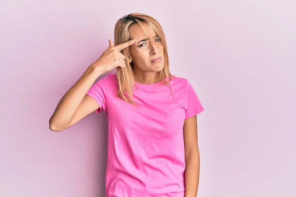 Beautiful Blonde Woman Wearing Casual Pink Tshirt Pointing Unhappy Pimple — Stock Photo, Image