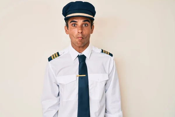 Mladý Hispánec Uniformě Pilota Letadla Dělá Rybí Ksicht Rty Bláznivým — Stock fotografie