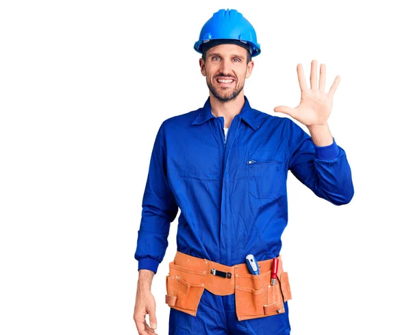 Jovem Bonito Homem Vestindo Trabalhador Uniforme Hardhat Mostrando Apontando Para — Fotografia de Stock