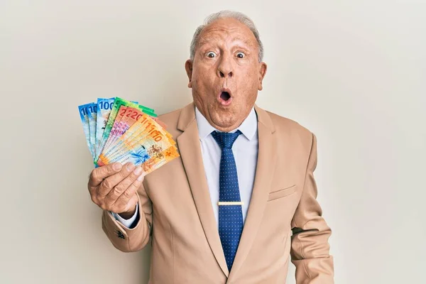 Hombre Caucásico Mayor Sosteniendo Billetes Franco Suizos Asustado Sorprendido Con —  Fotos de Stock
