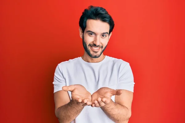 Joven Hombre Hispano Vistiendo Camiseta Blanca Casual Sonriendo Con Las — Foto de Stock