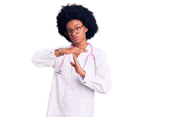 Junge Afrikanisch Amerikanische Frau Arztkittel Und Stethoskop Macht Auszeit Geste — Stockfoto