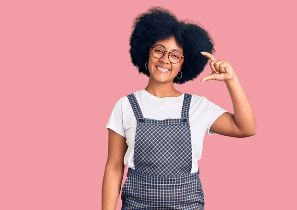 Νεαρή Αφροαμερικανή Κοπέλα Που Φοράει Casual Ρούχα Χαμογελώντας Και Αυτοπεποίθηση — Φωτογραφία Αρχείου