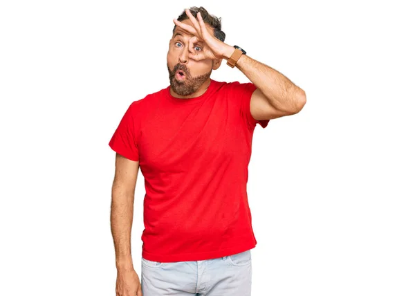 Schöner Mann Mittleren Alters Lässigem Rotem Shirt Der Mit Überraschtem — Stockfoto
