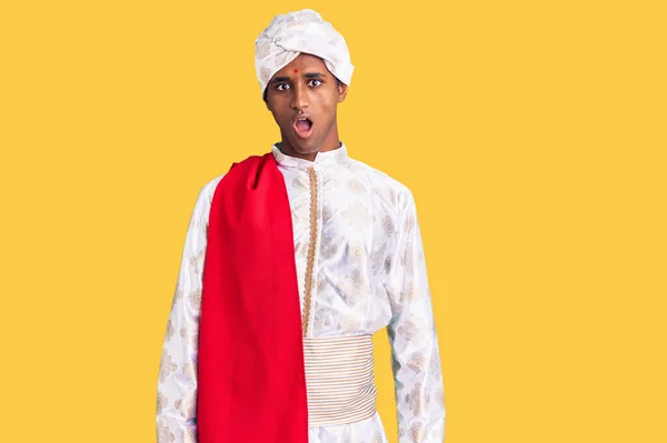 Africano Bonito Homem Vestindo Tradição Sherwani Saree Roupas Face Choque — Fotografia de Stock