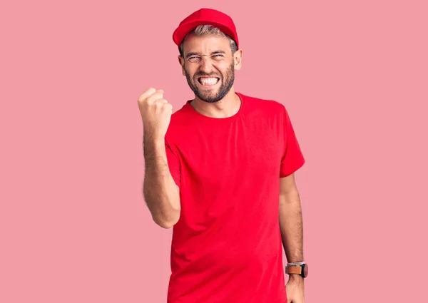 Genç Sarışın Tişörtlü Şapkalı Kızgın Öfkeli Bir Adam Öfkeyle Bağırırken — Stok fotoğraf
