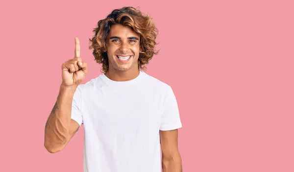 Junger Hispanischer Mann Lässigem Weißem Shirt Zeigt Mit Finger Nummer — Stockfoto