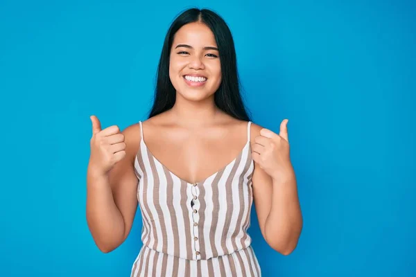 Jong Mooi Aziatisch Meisje Dragen Casual Kleding Succes Teken Doen — Stockfoto