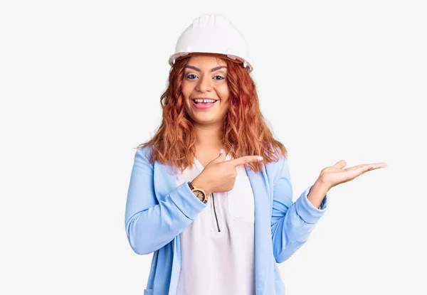 Mimar Şapkası Takan Genç Latin Kadın Kameraya Hayret Ediyor Gülümsüyor — Stok fotoğraf