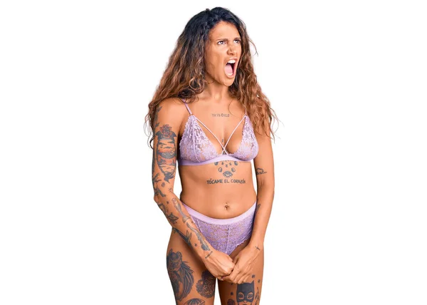 Ung Latinamerikansk Kvinna Med Tatuering Underkläder Arg Och Galen Skrikande — Stockfoto