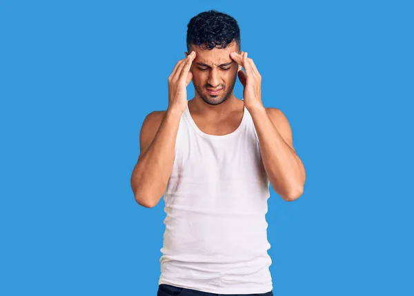 Stres Yüzünden Başı Ağrıyan Latin Kökenli Genç Bir Adam Günlük — Stok fotoğraf