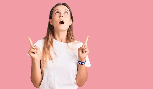 Hermosa Mujer Caucásica Con Camiseta Blanca Casual Asombrada Sorprendida Mirando — Foto de Stock